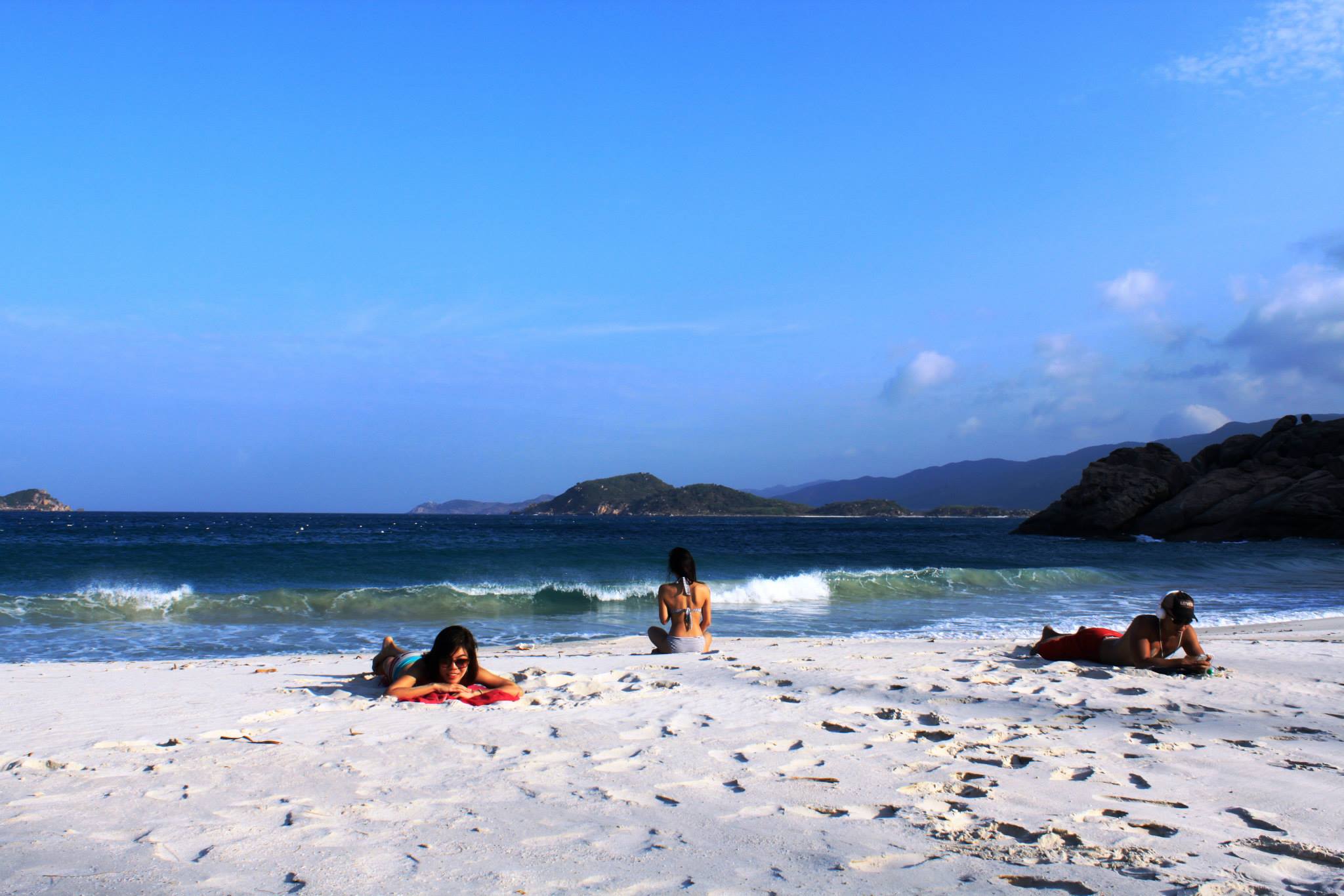 Bờ cát trắng ở đảo Bình Ba là địa điểm lí tưởng để du khách tắm nắng và thư giãn.